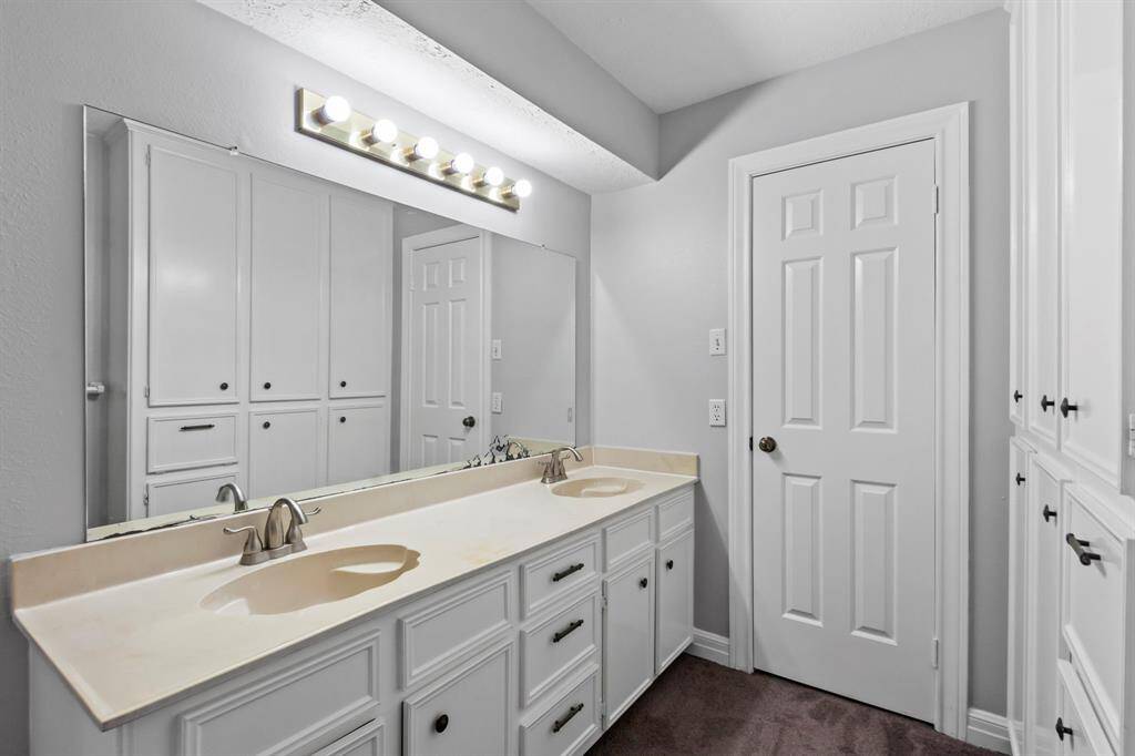 Secondary full bathroom!