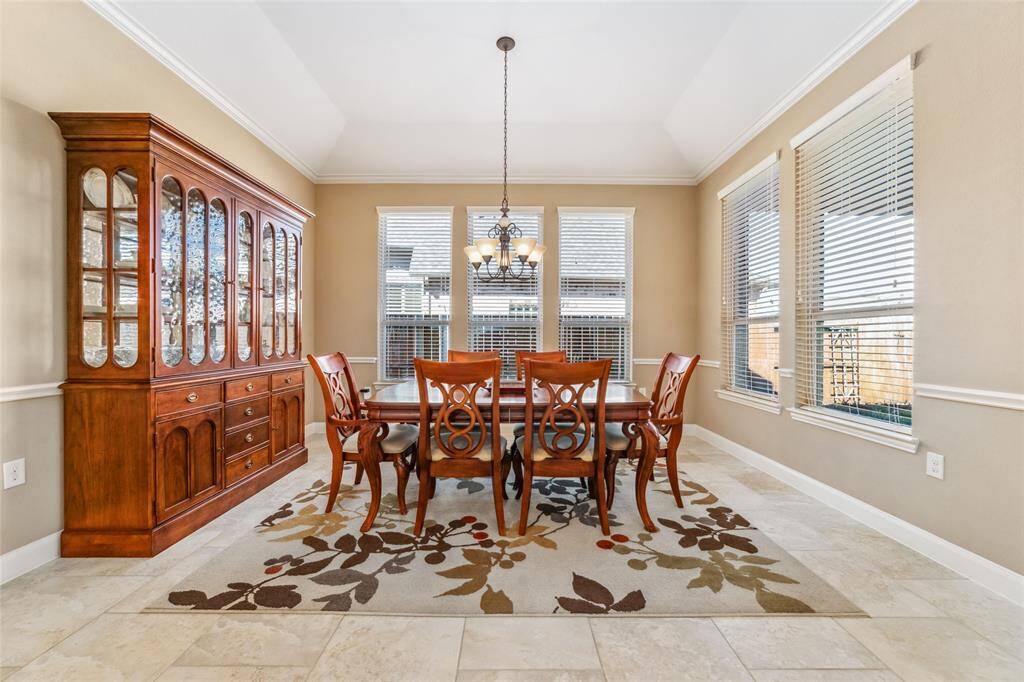 Elegant formal dining room imagine entertaining your friends and family here for gatherings.