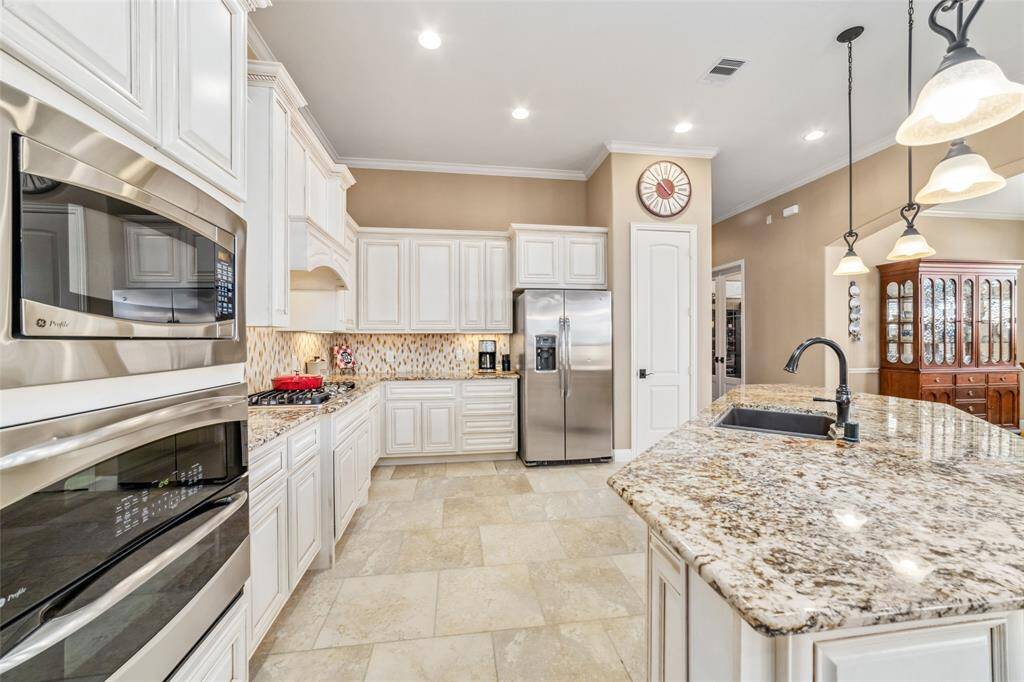 Stunning granite counters with undermount sink, tons of cabinets and counter space!