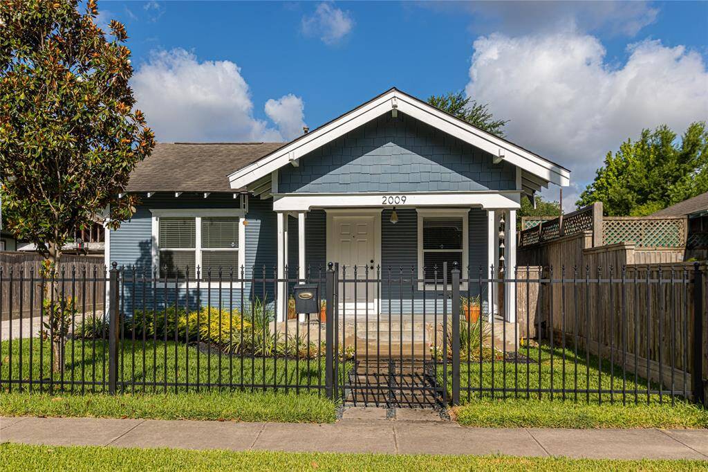 Charming bungalow with 2 bedrooms and 1 bathroom!