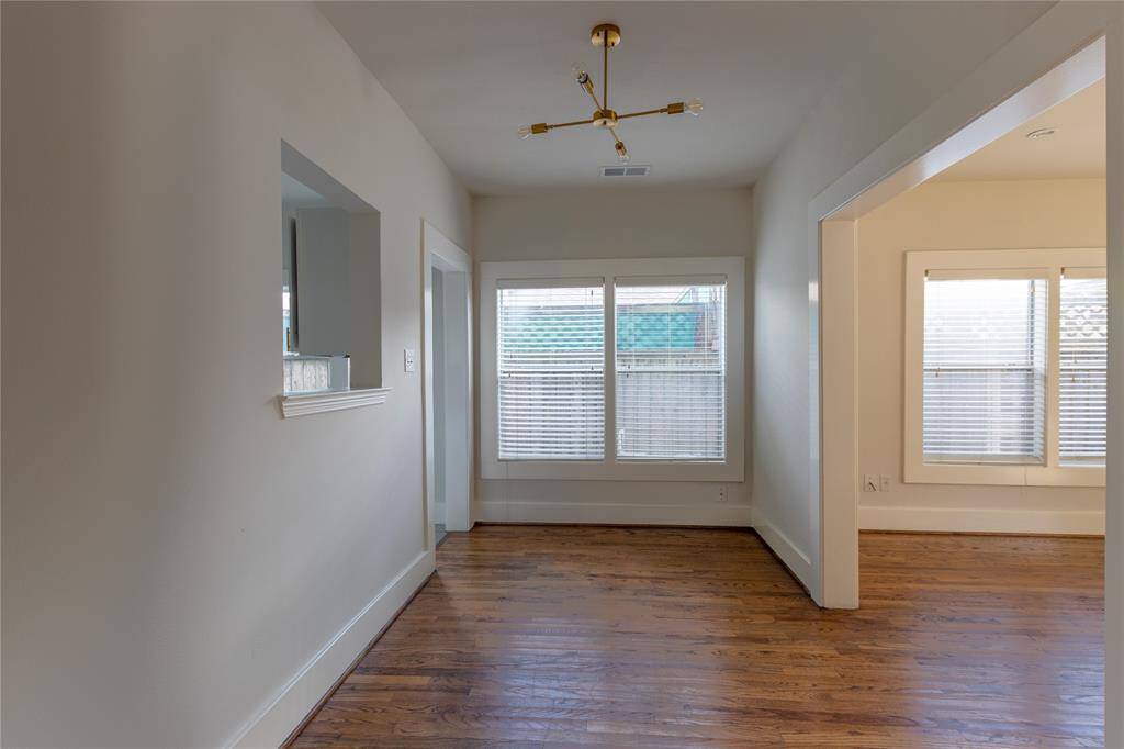 Dining room area with opening and direct access to the kitchen.