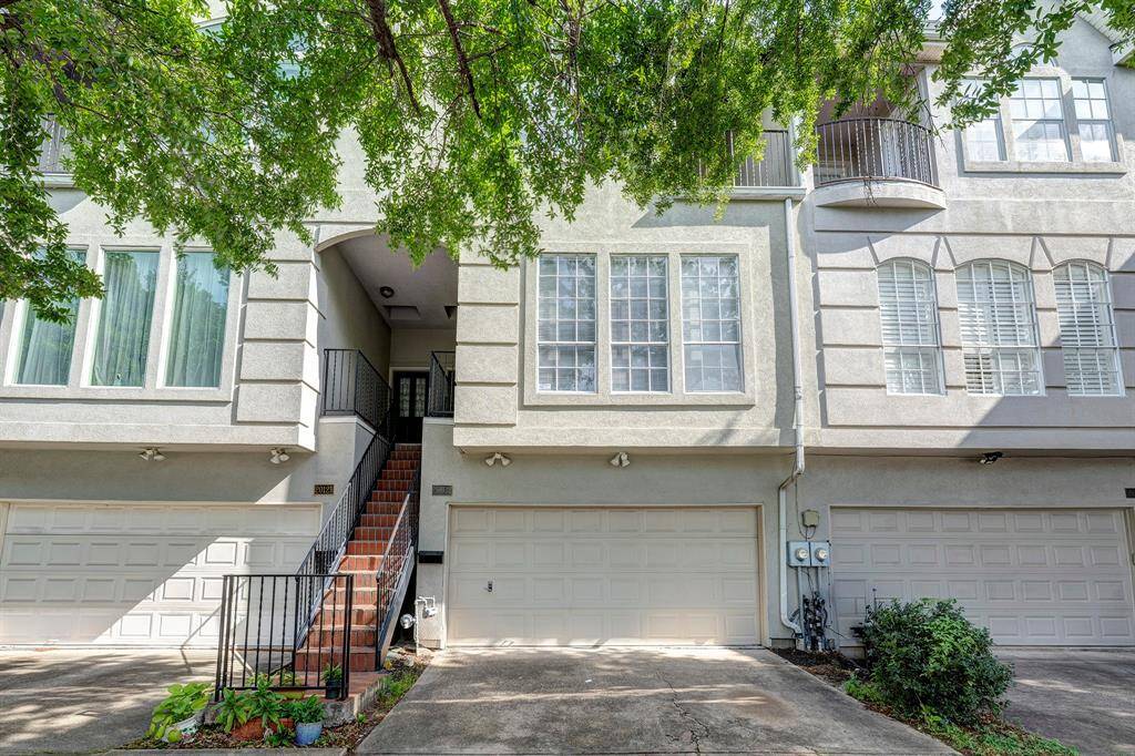 This Hyde Park/Upper Kirby gem is ready for you! Whether you're a first-time buyer, savvy investor, or young professional on the go, this townhome offers the smart layout and central location you've been looking for. Just steps from River Oaks Shopping Center and minutes to Downtown, top dining, nightlife, and 17 miles of Buffalo Bayou Trails.