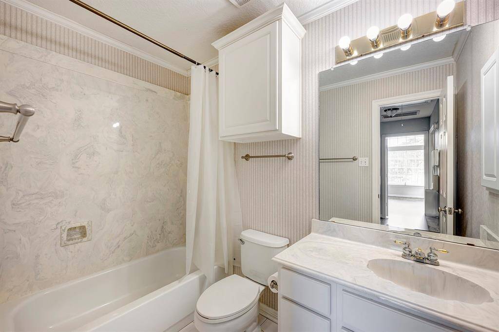 Guest bathroom.
