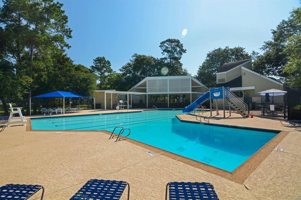 Welcome home to Oaks of Devonshire!  This established Klein ISD community offers a neighborhood pool, clubhouse, playground, & sports courts!