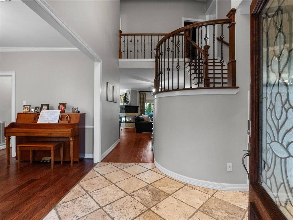 GRAND ENTRANCE ,ROUNDED STAIR CASE