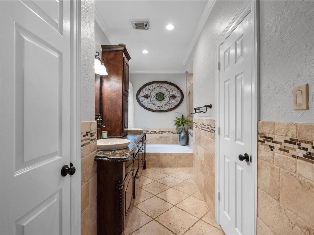 PRIMARY SUITE, CUSTOM TEXTURE, OVER SIZE TUB W/TRAVERTINE FACE AND WALL