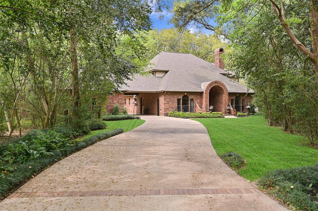 Welcome to 206 Stanley Court! Tucked back on a 0.88-acre wooded lot on one of the most famed streets in the heart of downtown Friendswood, this impeccably kept custom-built Samson home is a private paradise that's just a hop, skip, and a jump from the downtown hub of activity, with no flooding per seller!