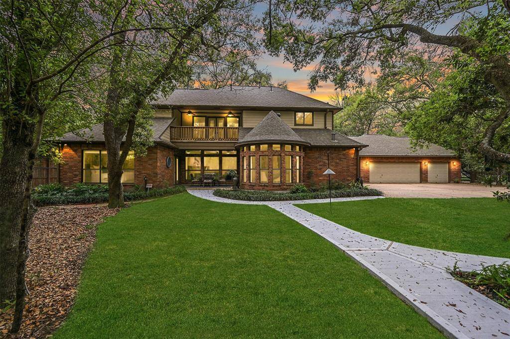 One last glance at 206 Stanley Court should convince you that this beauty has it ALL - a great location, ultimate privacy, impeccable maintenance, and all the upgrades - including a whole-home backup generator! Make your appointment to see it today!