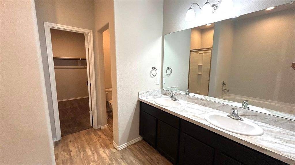 Double sink in Primary Bathroom
