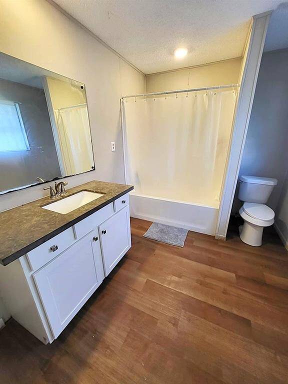 Upstairs bathroom with tub/shower combo