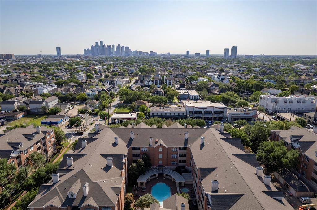 The Renaissance at River Oaks offers a uniquely close proximity to the city while maintaining a tranquil residential atmosphere.