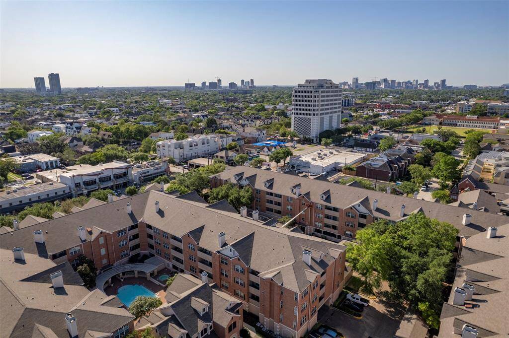 The Renaissance at River Oaks is just 15 minutes away from the prestigious Houston Medical Center.