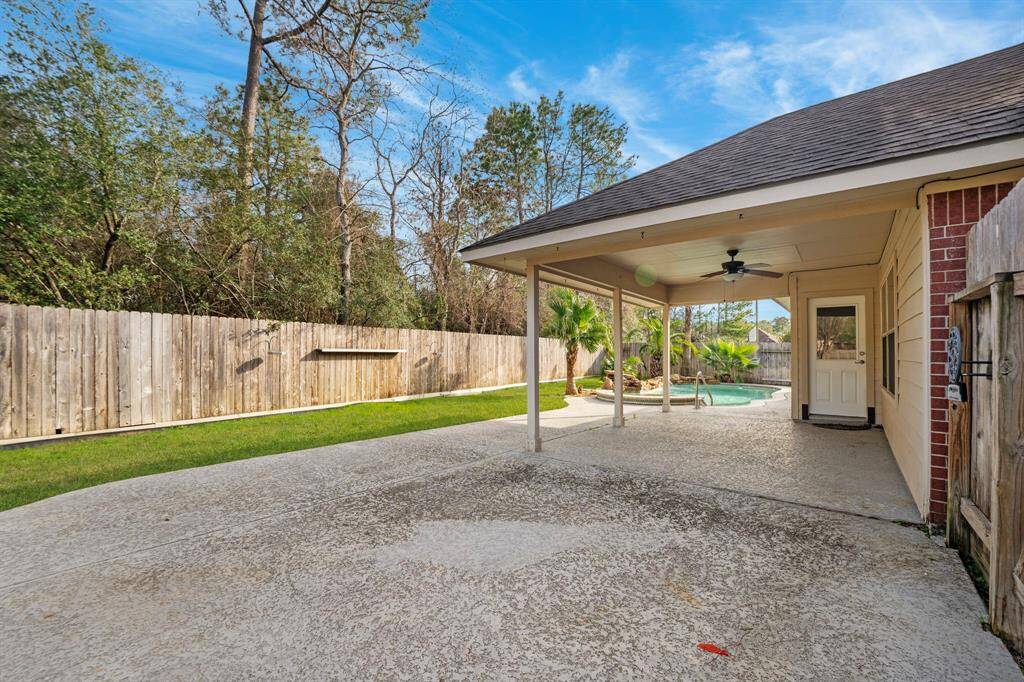 Oversized deck/patio for the sunlovers or lounging in the shade