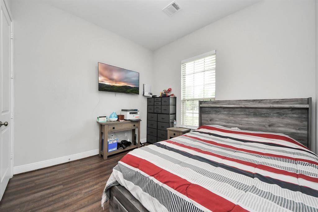 Secondary bedroom