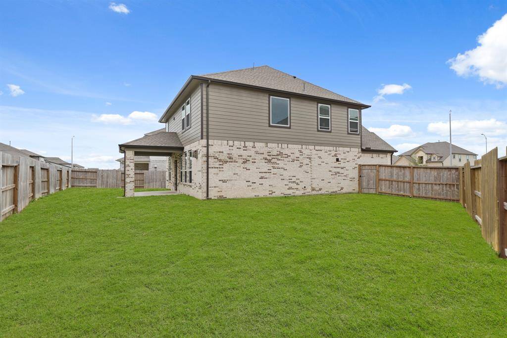 Check out all of that wonderful green space for the kids and pets to run around in.