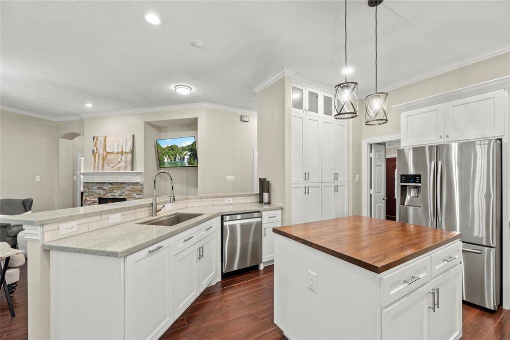 Stainless steel appliances bring a sleek and modern aesthetic to the kitchen, while also offering top-of-the-line performance and durability.