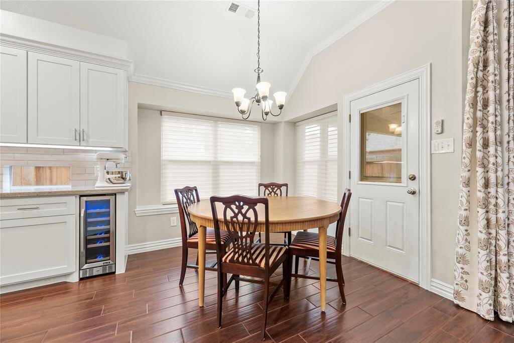 The breakfast area, conveniently located next to the kitchen and living room, offers plenty of space for a large table—perfect for family meals and gatherings!