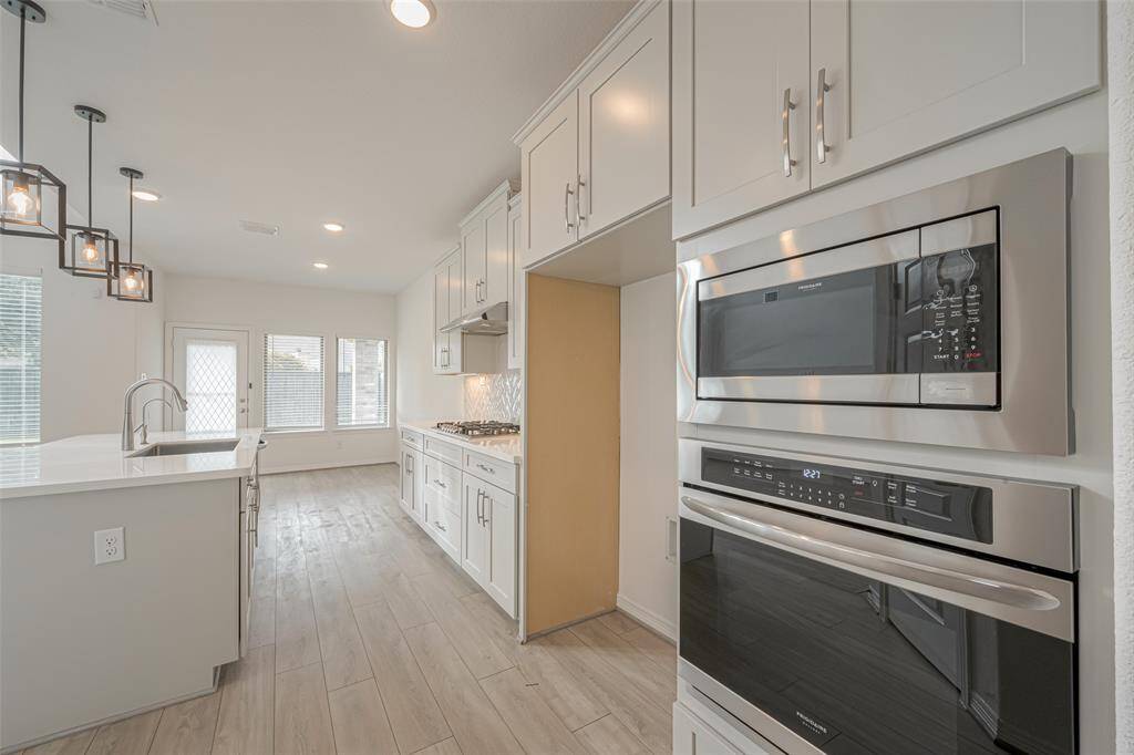 SS built-in appliances.