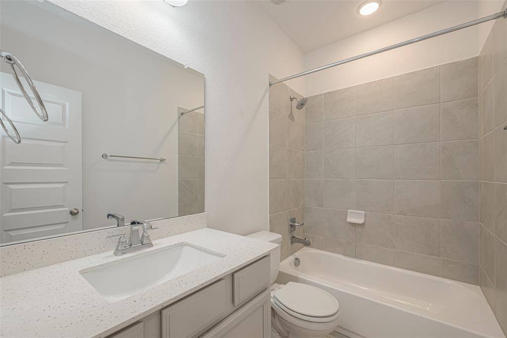 Secondary bathroom with tub/shower combo