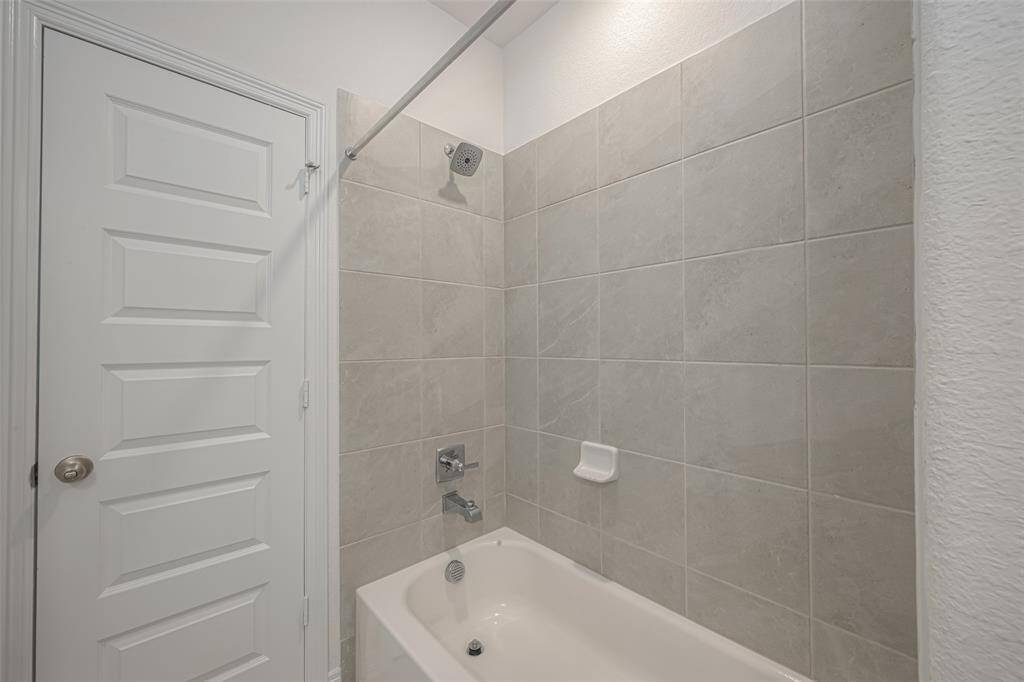 Secondary bathroom with tub/shower combo