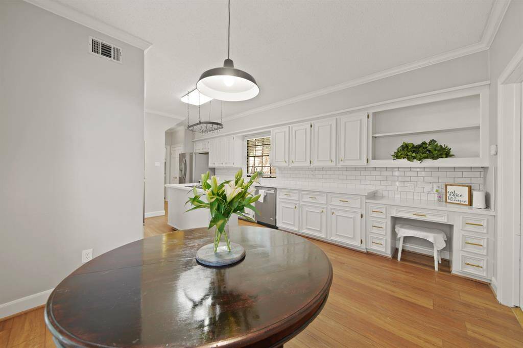 Breakfast area is perfectly located for convenience and functionality.  Table conveys as it's the perfect fit.