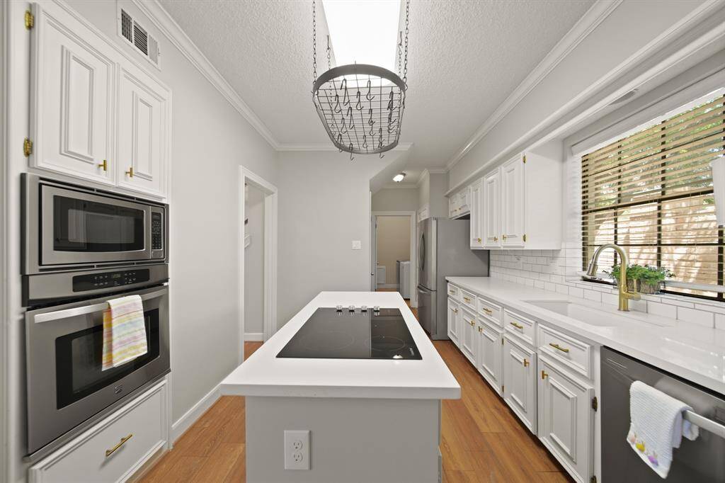 Casually Elegant kitchen makes mealtime a breeze!