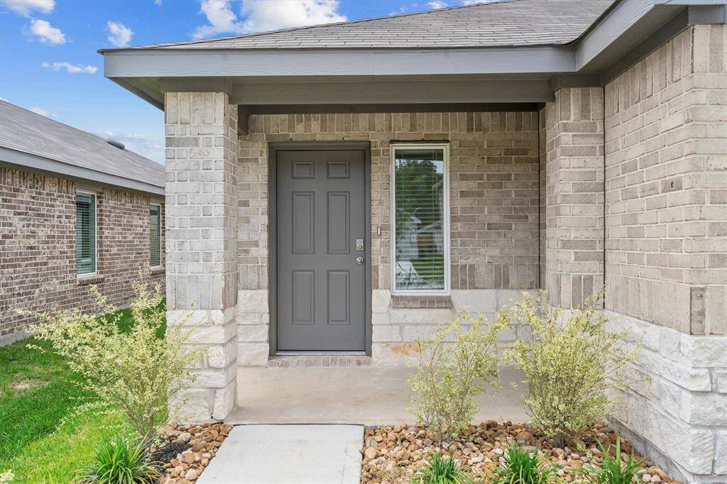 Spacious porched entry!