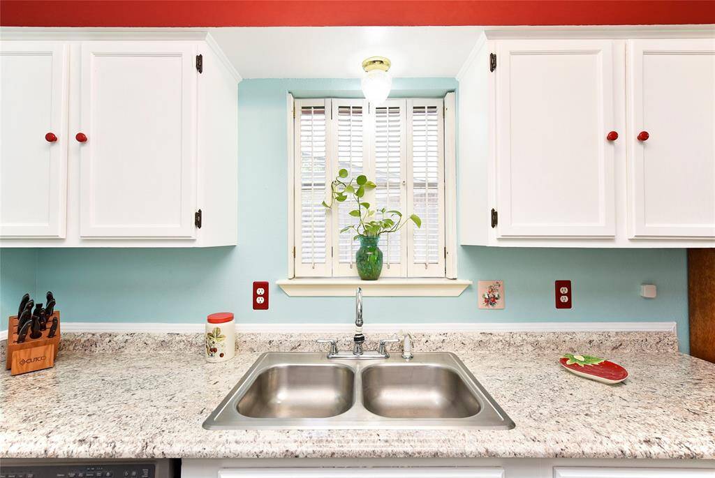 I love this darling kitchen.