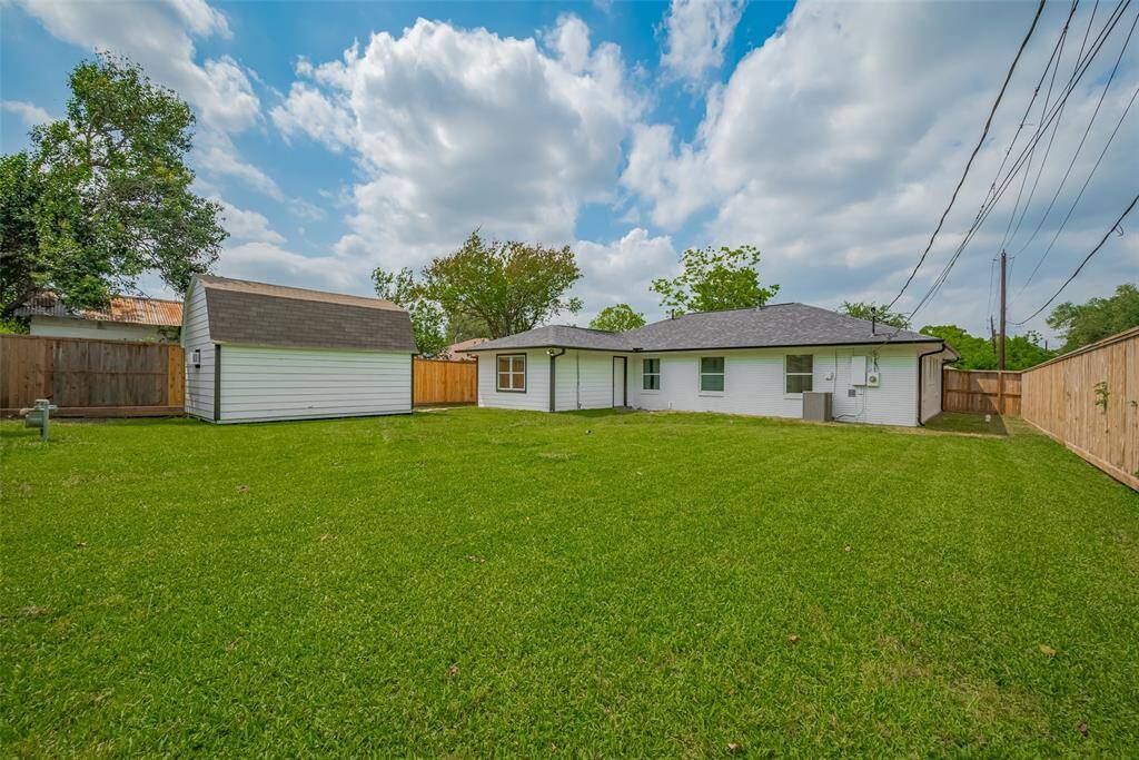 Wonderful Large Backyard perfect to enjoy with family and friends