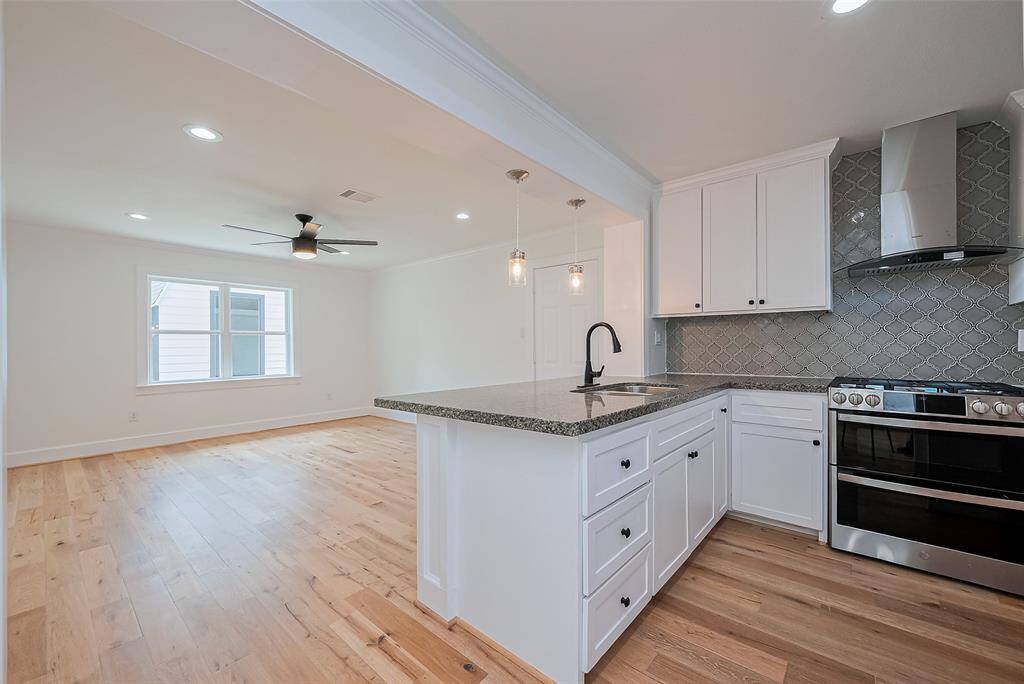 Open Kitchen to family room. Great for entertaining