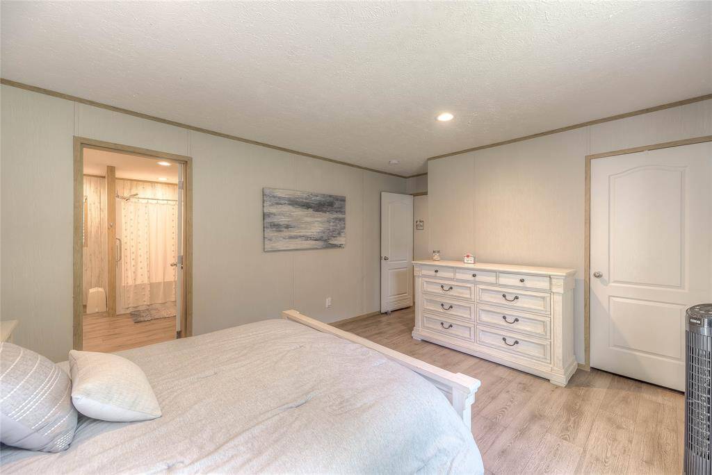 Spacious Master Bedroom, walk in closet
