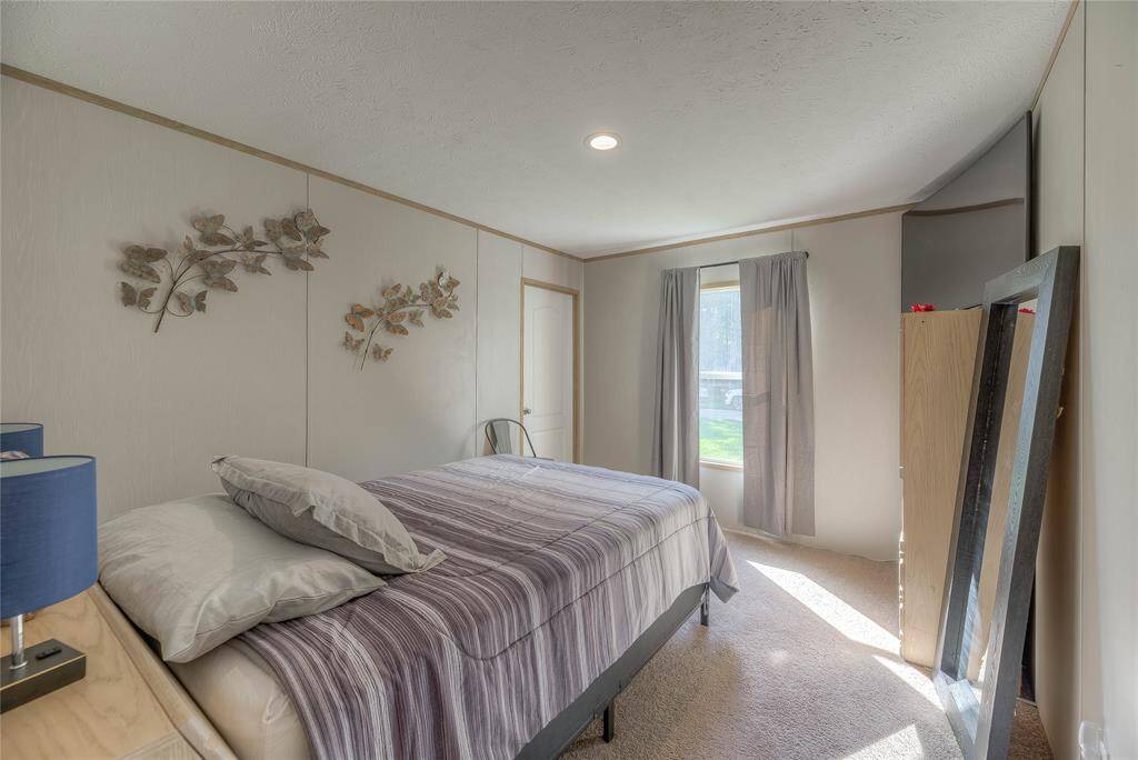 2nd bedroom with walk in closet