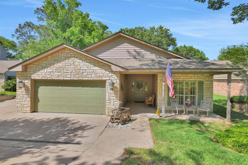 Welcome to 251 Lake Oaks Boulevard in the gated community of Lake Oaks Landing