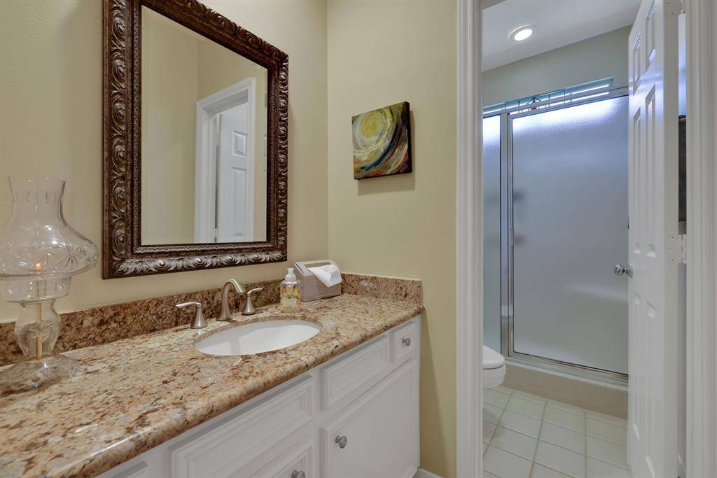 Full guest bathroom between the two guest bedrooms