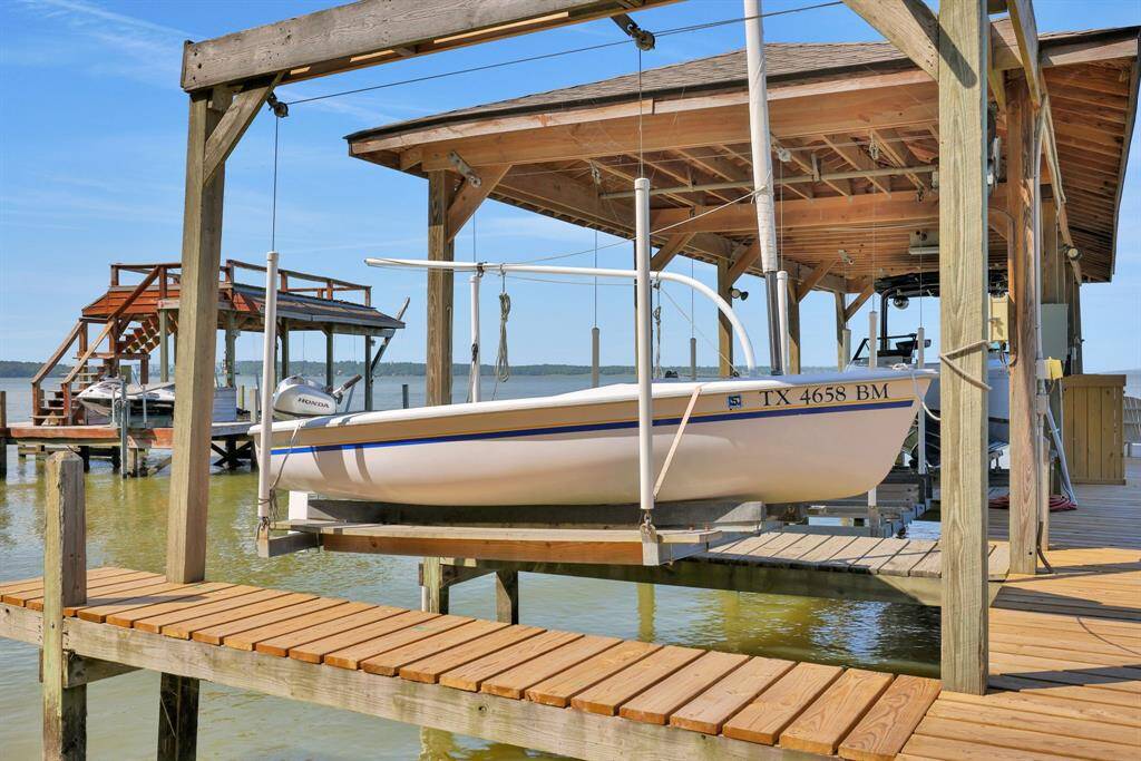 Enjoy quick access to the water for a day on the lake!