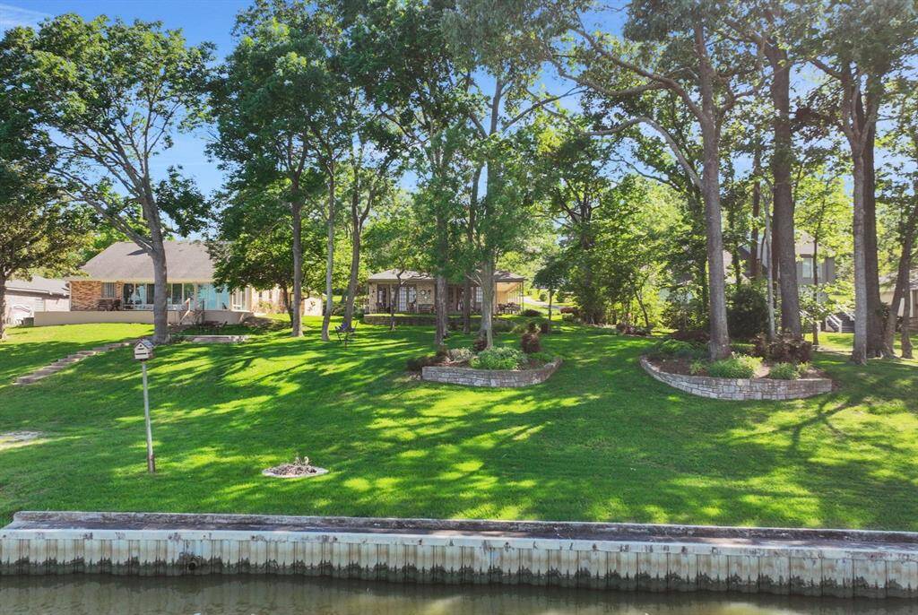 From backyard barbecues to quiet evenings, this yard and home are ready for it all