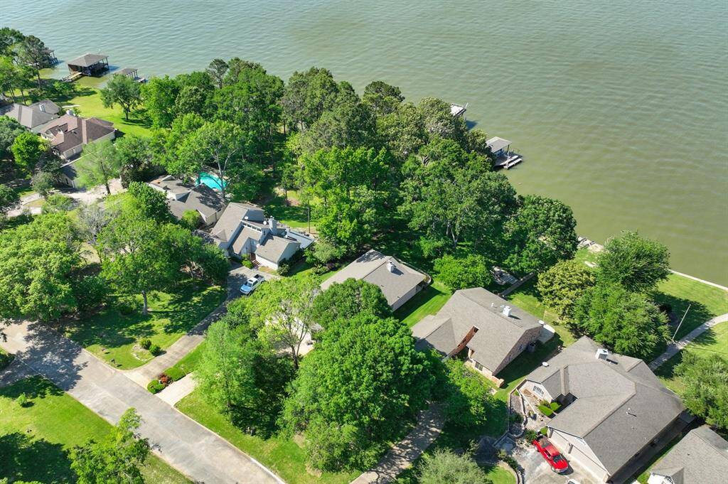 Lake Oaks Landing has a boat launch, harbour, park and pavilion