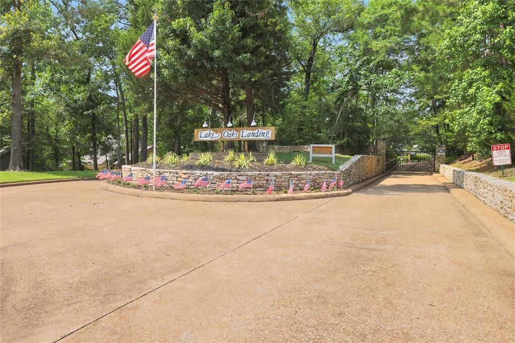 Welcome to the gated community of Lake Oaks Landing on Lake Livingston!