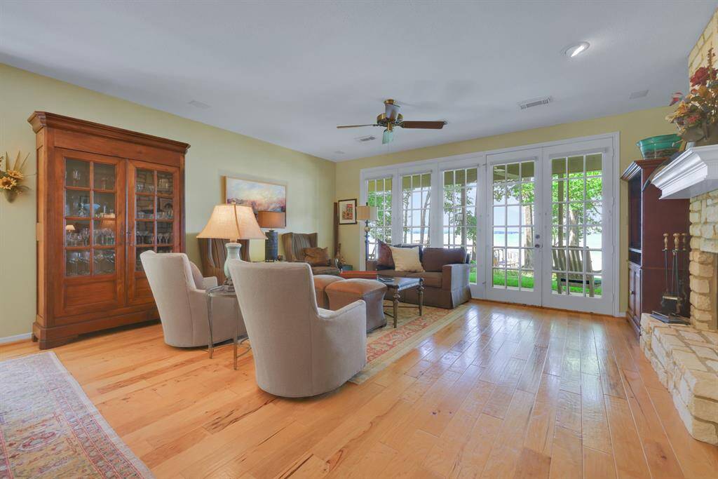 The windows/doors across the back of the living area captures that view!