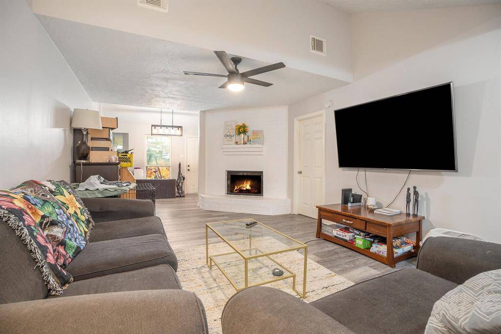 Imagine time relaxing after a long day in this comfortable and cozy Living Room!