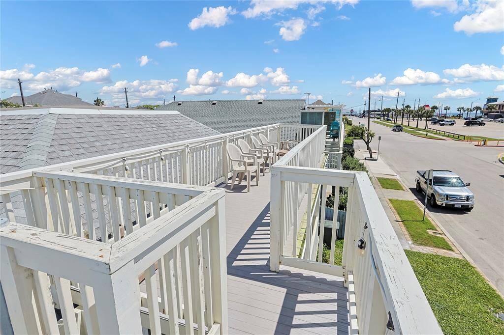 Say hello to the ultimate catwalk! Enjoy incredible beach views from your very own second-story observation deck!
