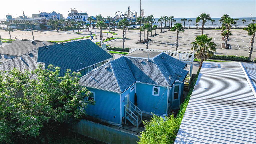 Imagine barbecues, after-dinner hangouts and night walks to the beach from your very own slice of paradise.