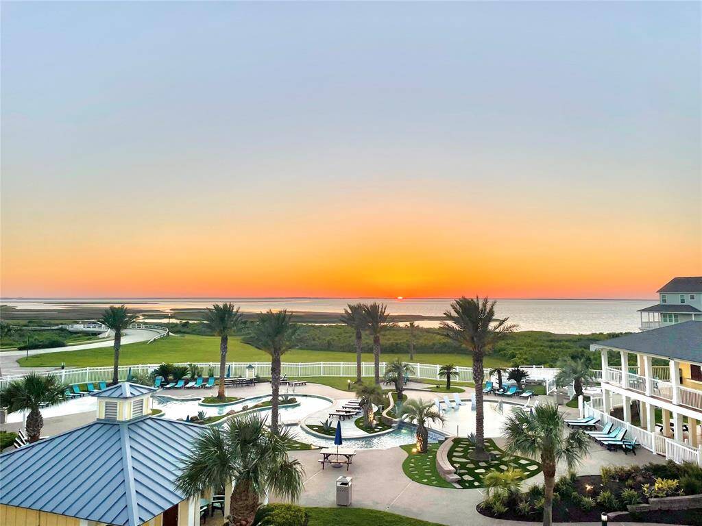 Unobstructed Galveston Bay and Sunset views over the Lazy River pool