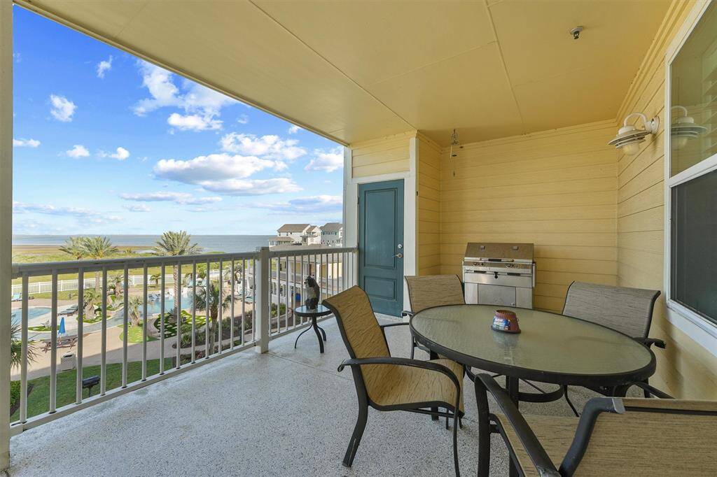 Dine al fresco or fire up the grill—this outdoor dining space makes it easy to savor the island lifestyle with incredible views and ocean breezes.