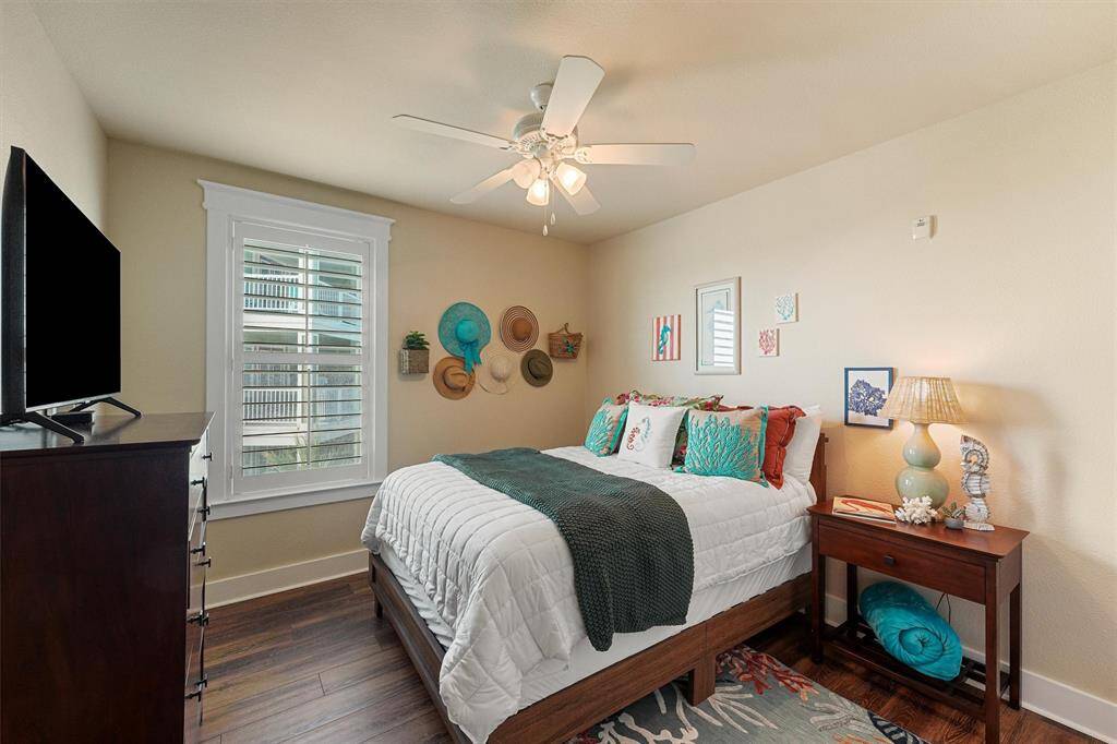 The second guest room features fun beachy accents, soft lighting, and a warm, welcoming vibe—perfect for hosting friends or family.