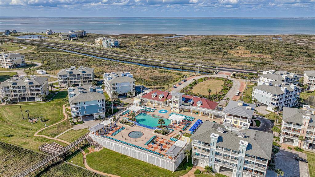 The Beach Club offers a vibrantgathering place with access toanother pool, lounging areas,and easy walking paths to thebeach, combining luxury andconvenience.