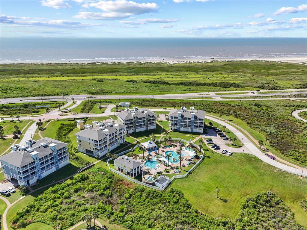 Experience the ultimate in coastal living with Pointe West’s private pool complexes, all surrounded by tropical landscaping and expansive green space.