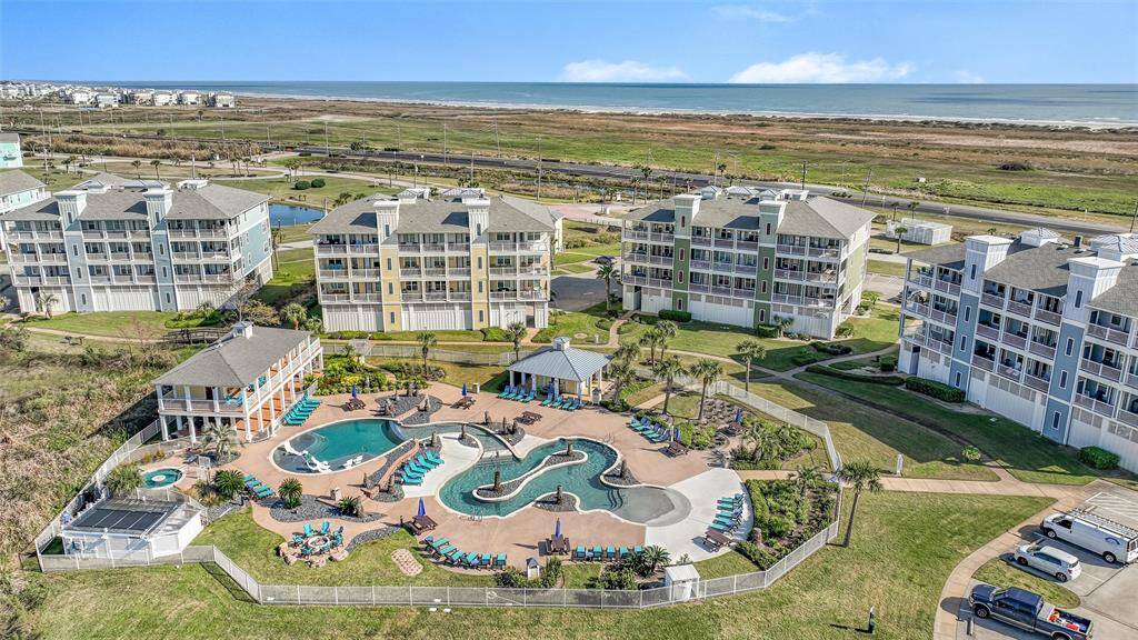Unwind at one of two luxuriouspools. The smaller pool iscomplete with lounging areas,shaded cabanas, and a lazyriver, perfect for relaxation andfun under the Texas sun.