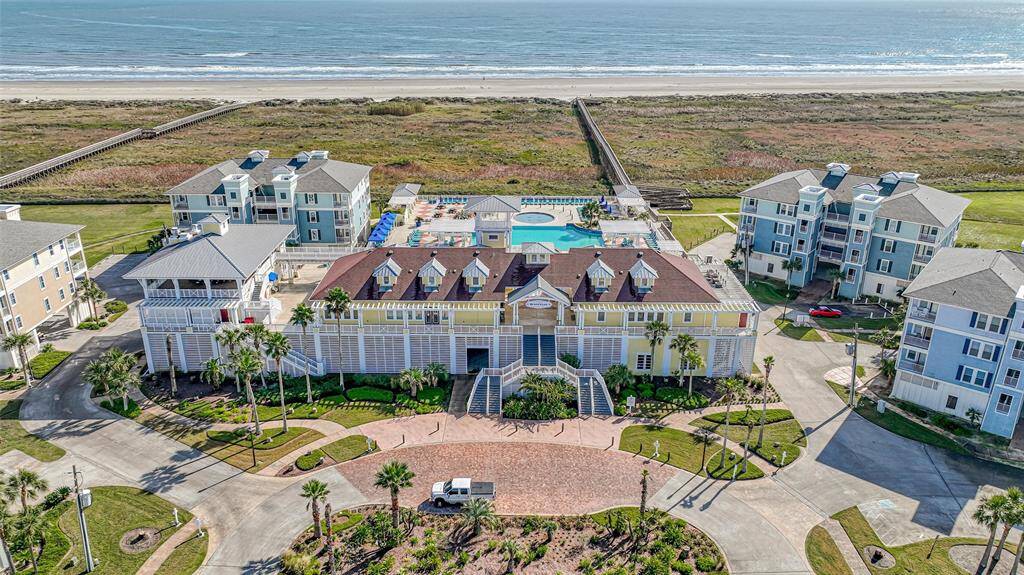 This charming clubhouseoverlooks the Gulf, providing abeautiful setting to enjoy theamenities and capture theessence of coastal living.