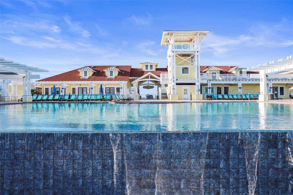 Enjoy a refreshing dip or loungein style at this luxurious poolarea, with ample seating andstunning architectural design.